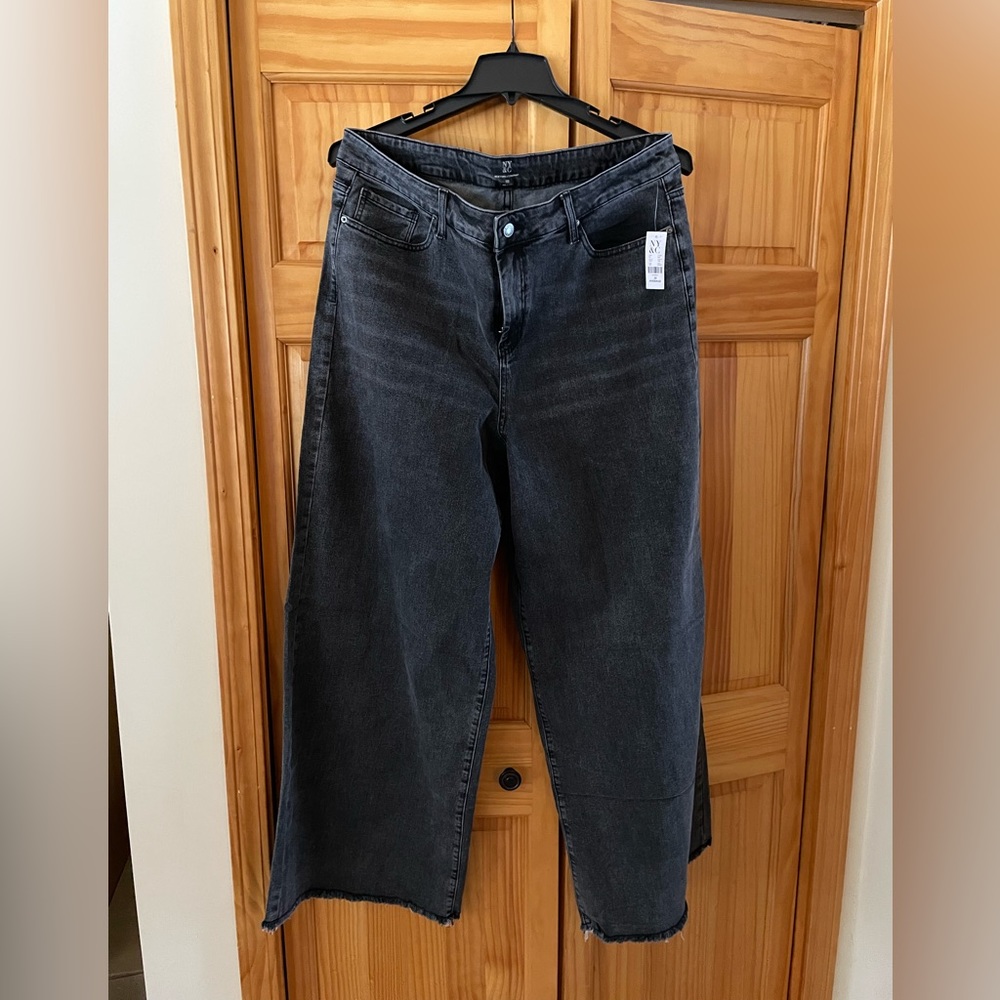 NWT Wide leg, frayed hem jeans